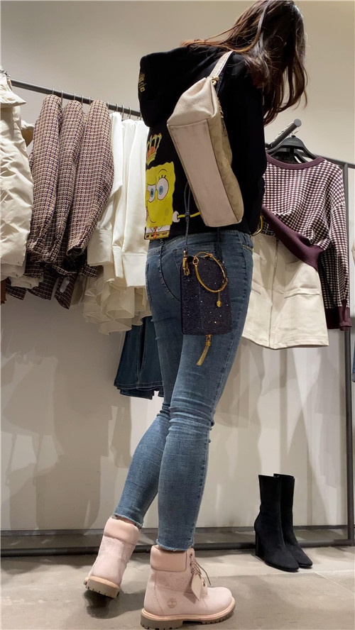 和母亲一起逛商场的牛仔美女[1.54G/MP4]