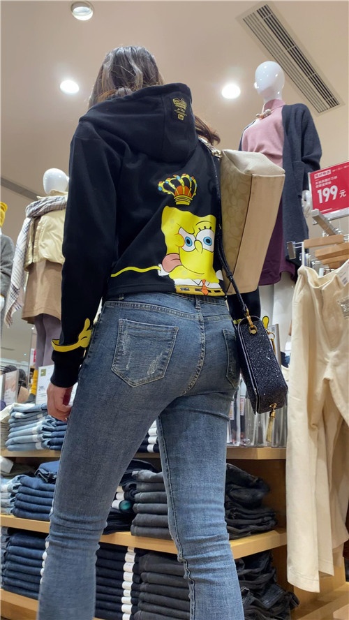 和母亲一起逛商场的牛仔美女[1.54G/MP4]