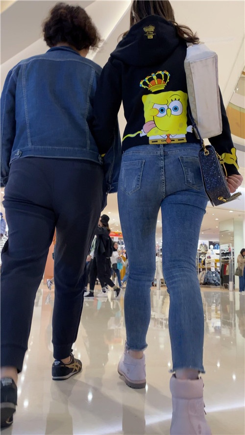 和母亲一起逛商场的牛仔美女[1.54G/MP4]