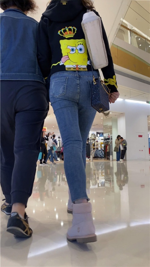 和母亲一起逛商场的牛仔美女[1.54G/MP4]