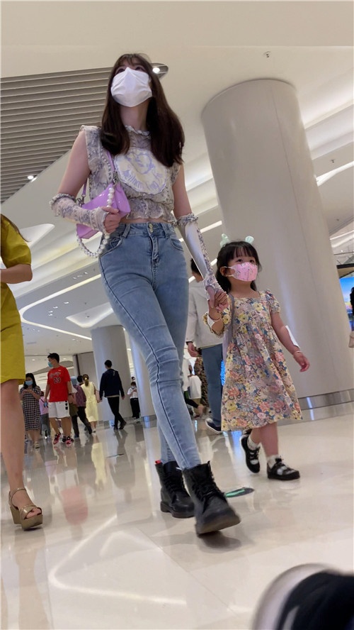 时尚长腿紧牛美女[2.53G/MP4]