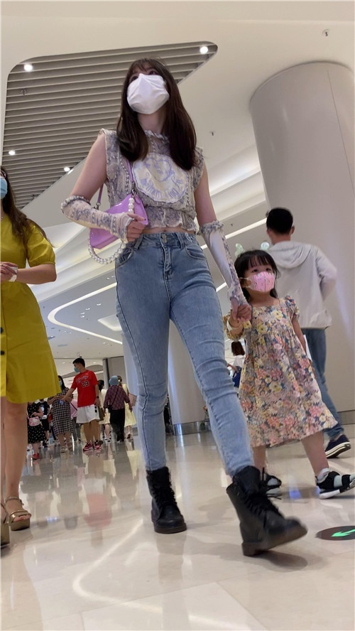 时尚长腿紧牛美女[2.53G/MP4]