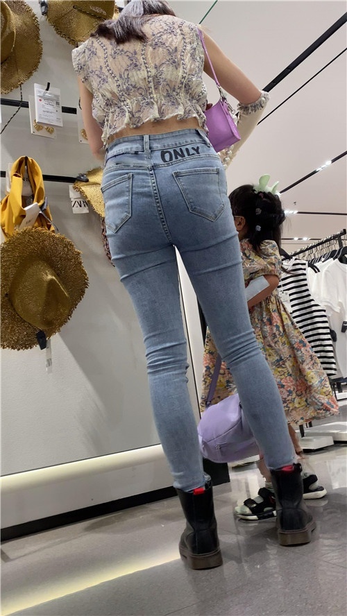 时尚长腿紧牛美女[2.53G/MP4]