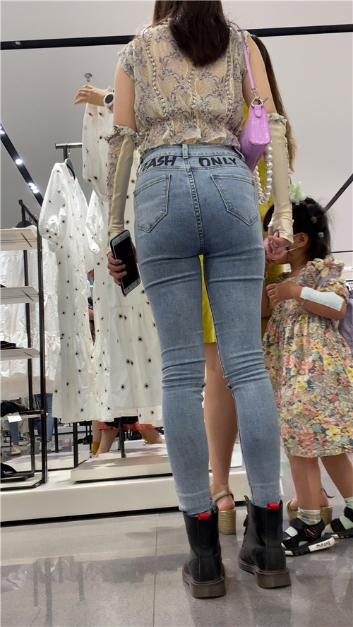 时尚长腿紧牛美女[2.53G/MP4]