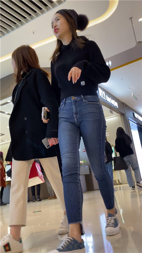 戴着帽子的蓝牛圆润小姐姐[4.34G/MP4]