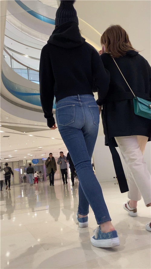 戴着帽子的蓝牛圆润小姐姐[4.34G/MP4]