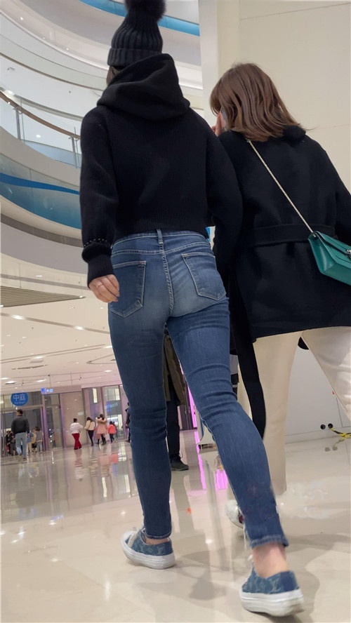 戴着帽子的蓝牛圆润小姐姐[4.34G/MP4]