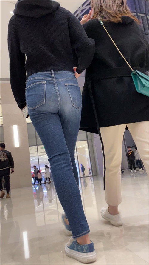 戴着帽子的蓝牛圆润小姐姐[4.34G/MP4]