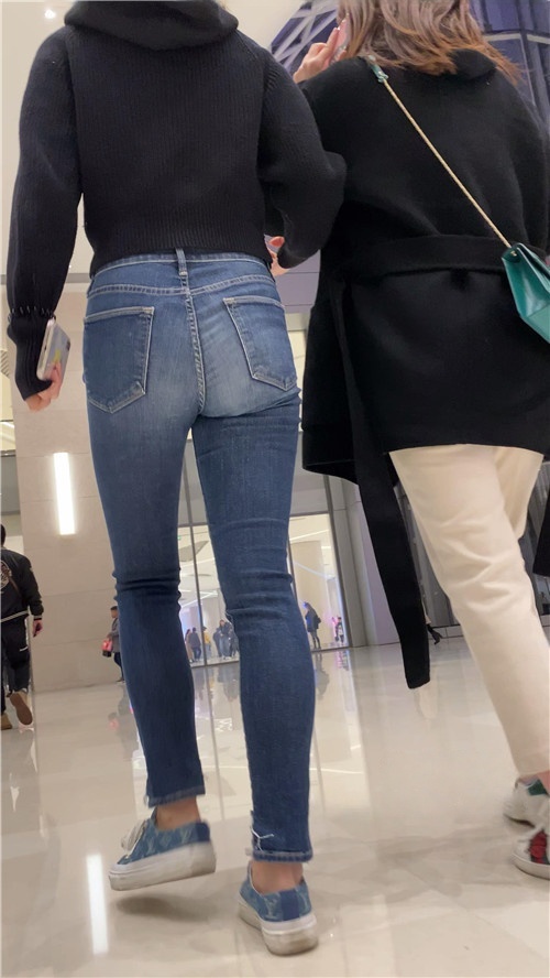 戴着帽子的蓝牛圆润小姐姐[4.34G/MP4]