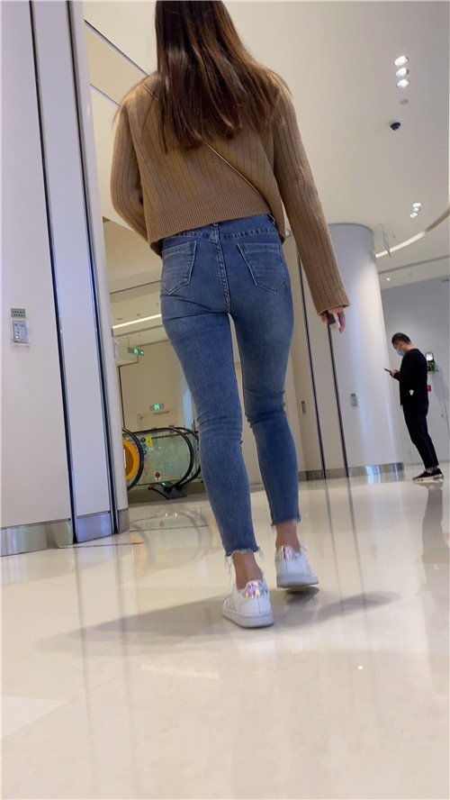 圆润牛仔裤翘屯美女[522M/MP4]