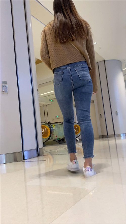 圆润牛仔裤翘屯美女[522M/MP4]