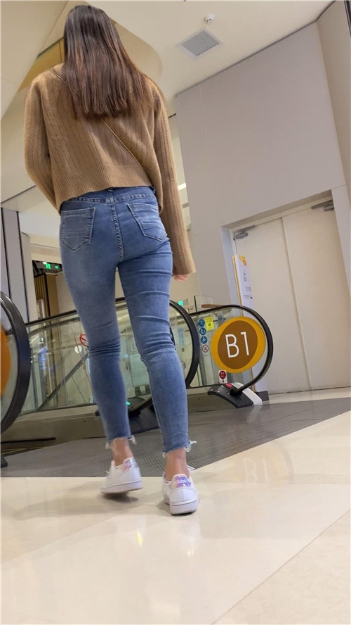 圆润牛仔裤翘屯美女[522M/MP4]