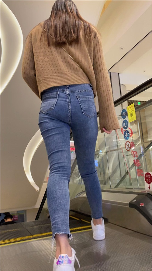 圆润牛仔裤翘屯美女[522M/MP4]