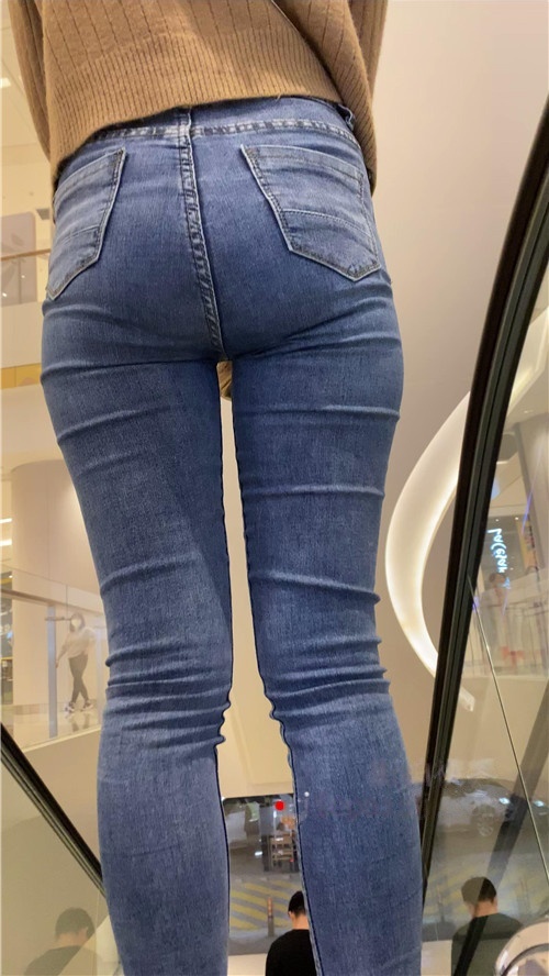 圆润牛仔裤翘屯美女[522M/MP4]