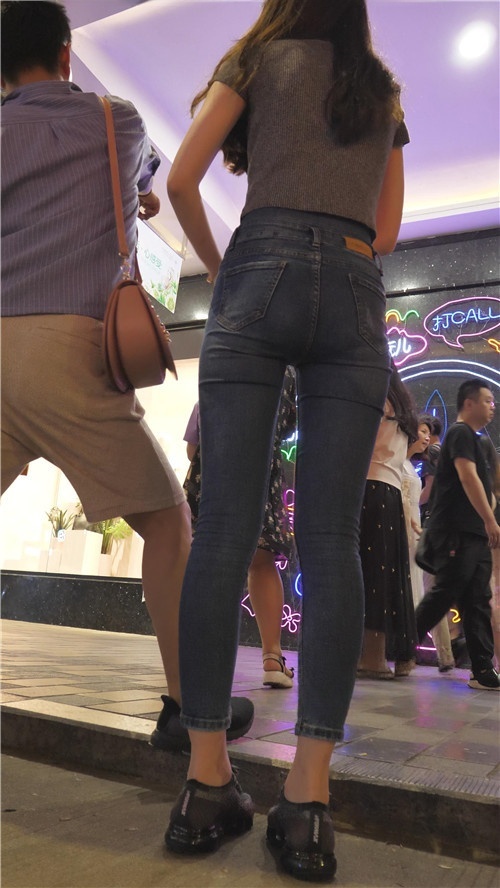 漂亮的高腰牛仔裤美女[1.4G/MP4]