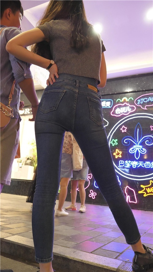 漂亮的高腰牛仔裤美女[1.4G/MP4]