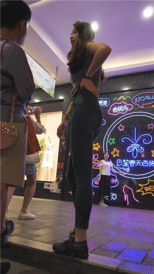 漂亮的高腰牛仔裤美女[1.4G/MP4]