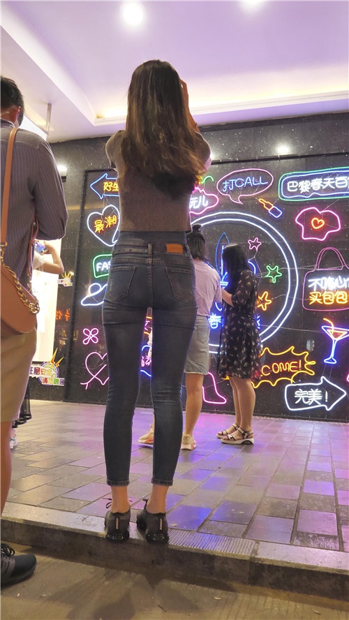 漂亮的高腰牛仔裤美女[1.4G/MP4]