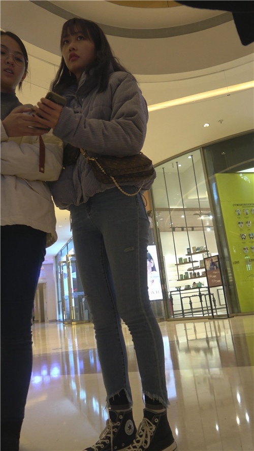 商场里的蓝牛小美女[6.21G/MP4]