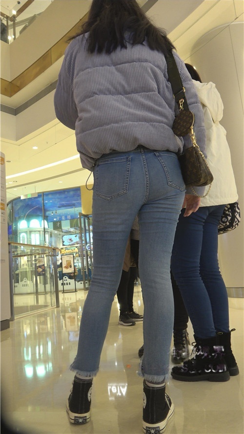 商场里的蓝牛小美女[6.21G/MP4]