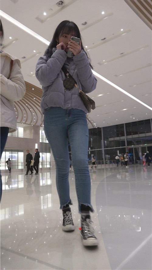 商场里的蓝牛小美女[6.21G/MP4]