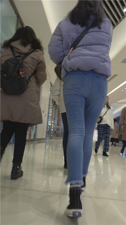 商场里的蓝牛小美女[6.21G/MP4]