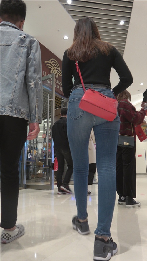 挎着红包的紧身牛仔裤美女[2.62G/MP4]