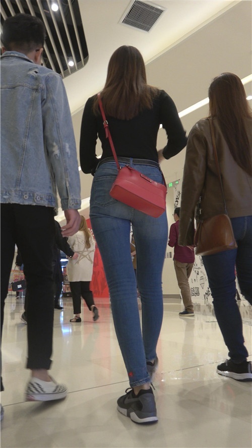 挎着红包的紧身牛仔裤美女[2.62G/MP4]