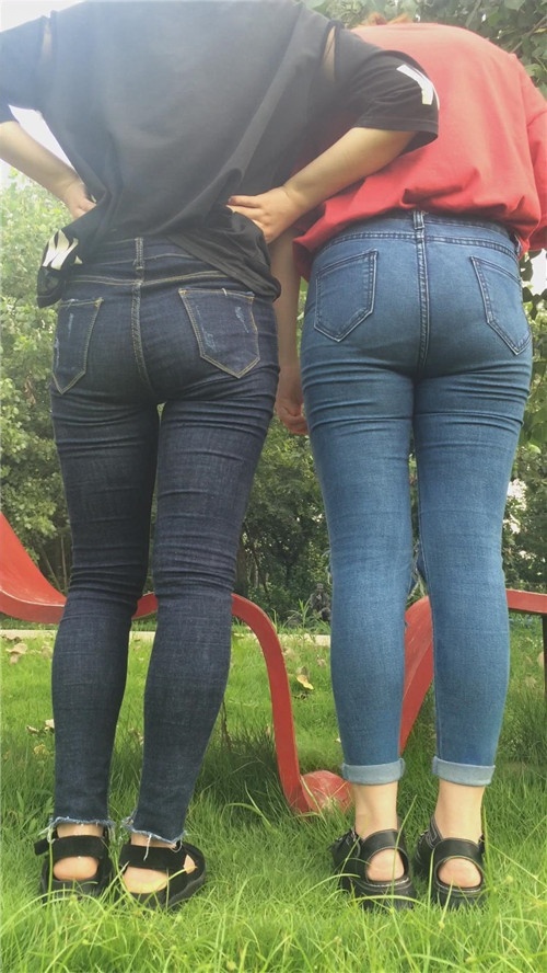 两个紧牛小妹[2.39G/MP4]