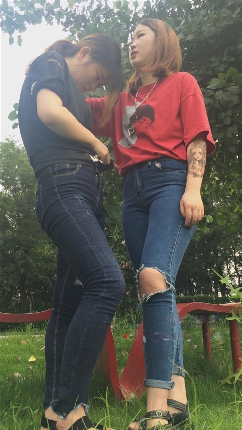 两个紧牛小妹[2.39G/MP4]