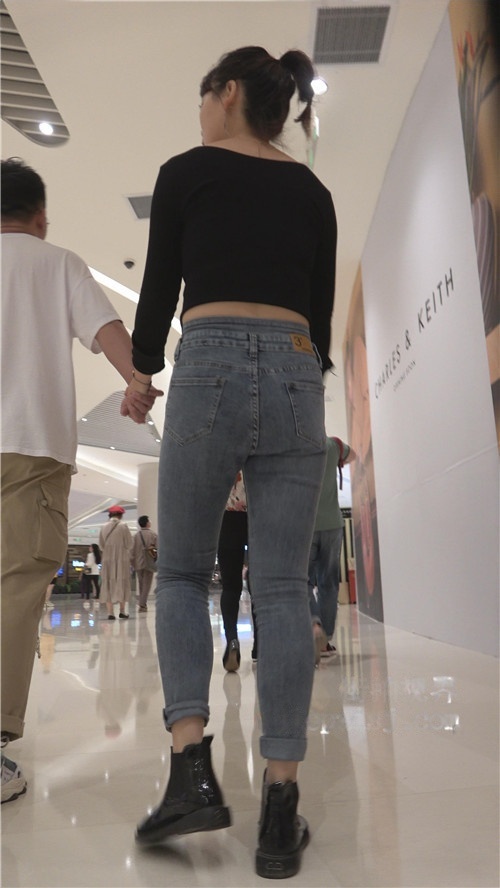 商场里的牛仔裤妹子[3.83G/MP4]