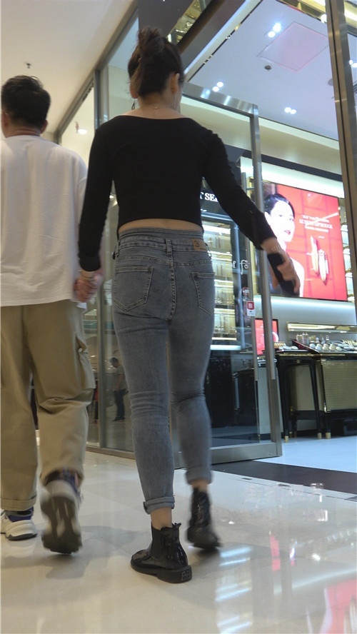 商场里的牛仔裤妹子[3.83G/MP4]