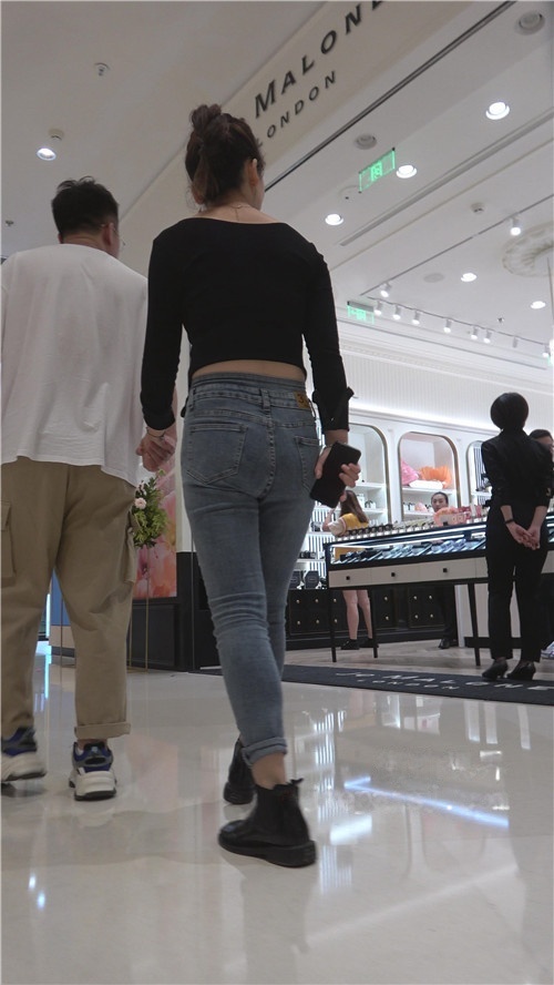 商场里的牛仔裤妹子[3.83G/MP4]