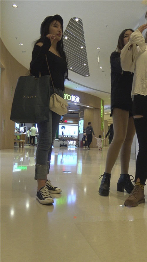 漂亮的紧身牛仔气质美女[3.54G/MP4]