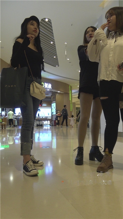 漂亮的紧身牛仔气质美女[3.54G/MP4]