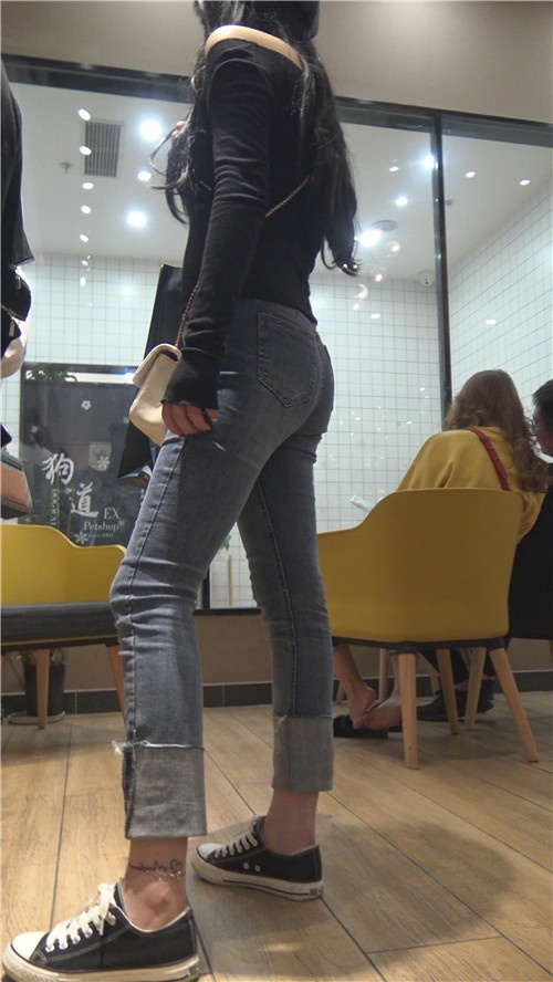 漂亮的紧身牛仔气质美女[3.54G/MP4]