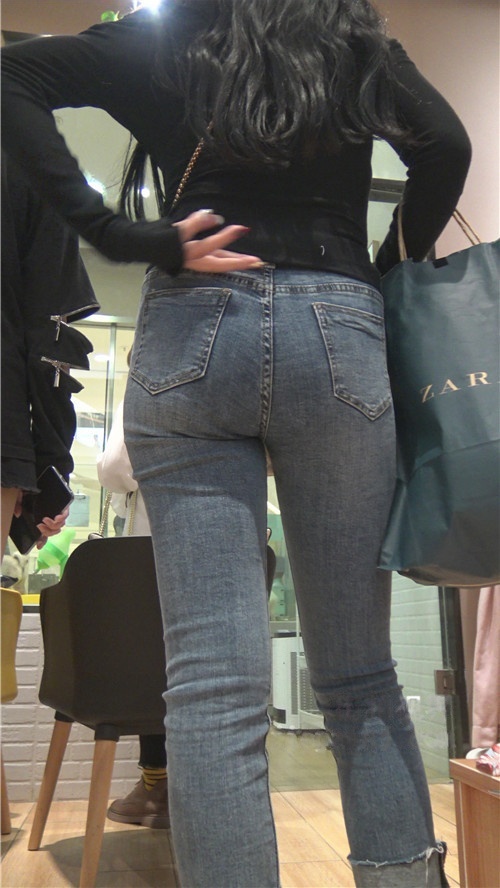 漂亮的紧身牛仔气质美女[3.54G/MP4]