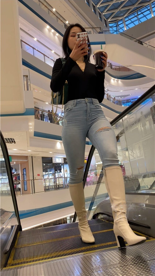 极品牛仔裤蜜桃小姐姐[5.59G/MP4]