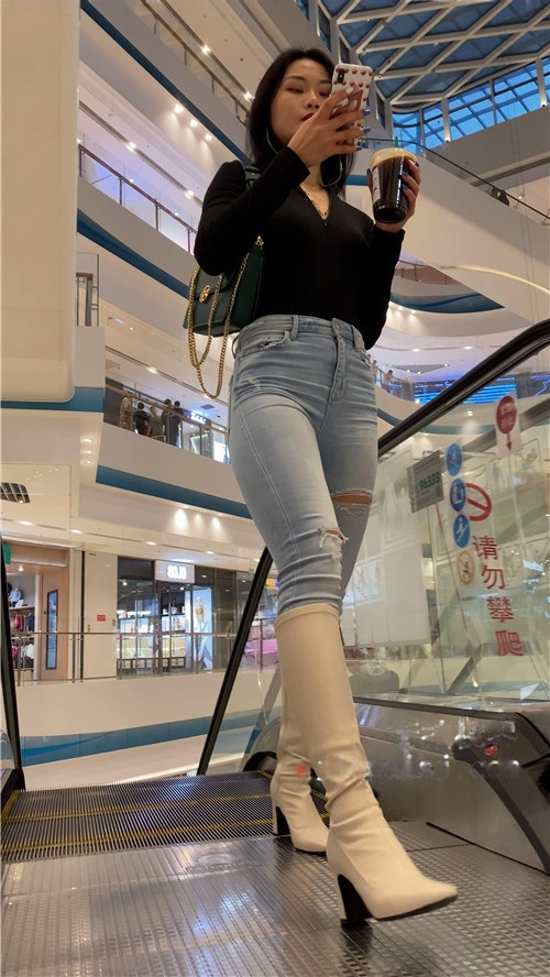 极品牛仔裤蜜桃小姐姐[5.59G/MP4]