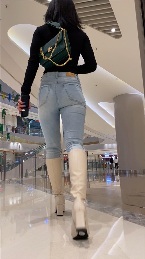 极品牛仔裤蜜桃小姐姐[5.59G/MP4]