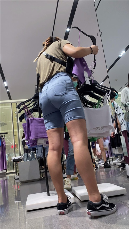 漂亮的牛仔裤马尾小姐姐[2.14G/MP4]