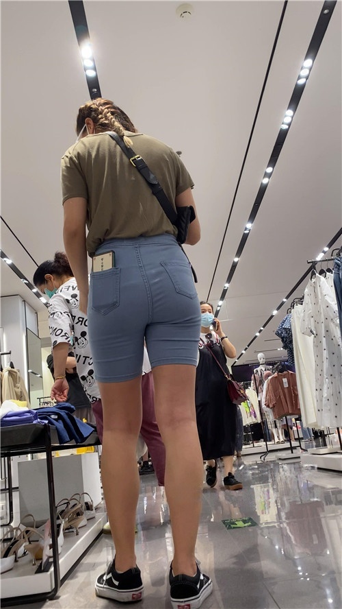 漂亮的牛仔裤马尾小姐姐[2.14G/MP4]