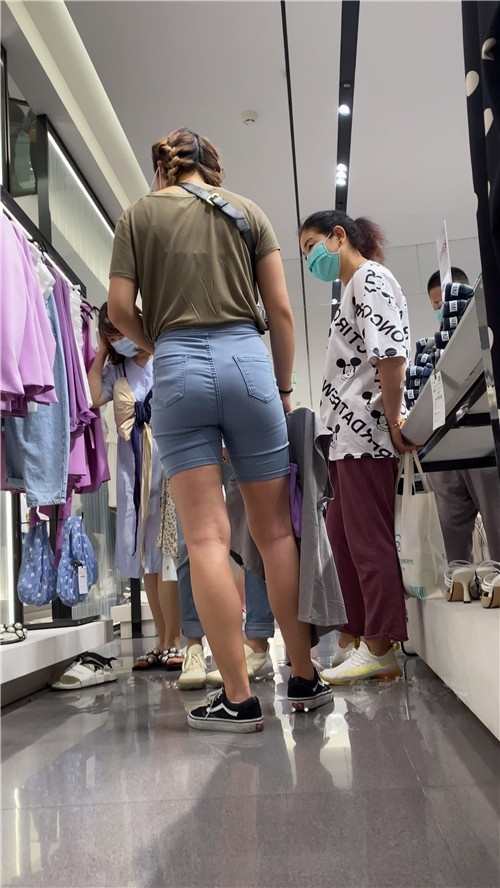 漂亮的牛仔裤马尾小姐姐[2.14G/MP4]