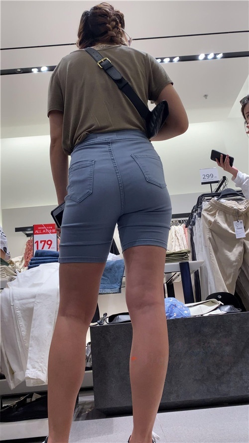 漂亮的牛仔裤马尾小姐姐[2.14G/MP4]