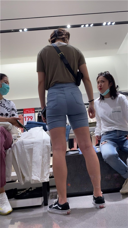 漂亮的牛仔裤马尾小姐姐[2.14G/MP4]