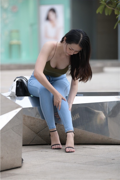 （套图）紧身牛仔裤小姐姐 (674P)[14.27G/JPG]