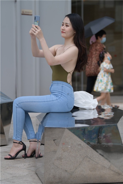 （套图）紧身牛仔裤小姐姐 (674P)[14.27G/JPG]