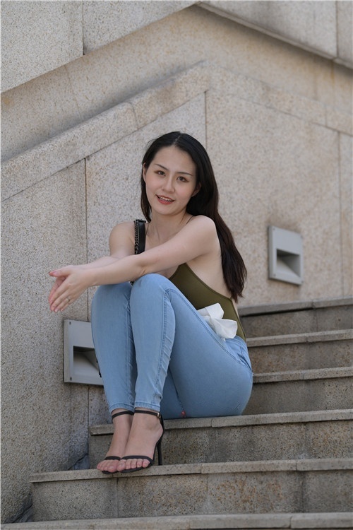 （套图）紧身牛仔裤小姐姐 (674P)[14.27G/JPG]