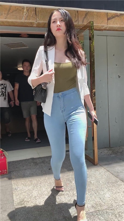 （视频）紧身牛仔裤小姐姐 [3.24G/MP4]