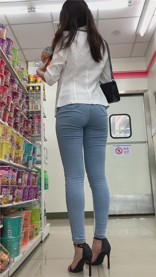 （视频）紧身牛仔裤小姐姐 [3.24G/MP4]